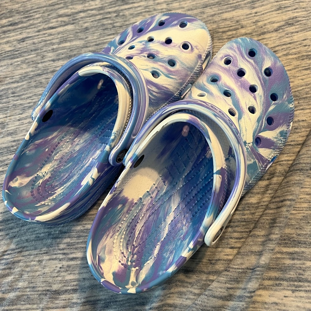 New! Marble Crocs - Women’s 11
